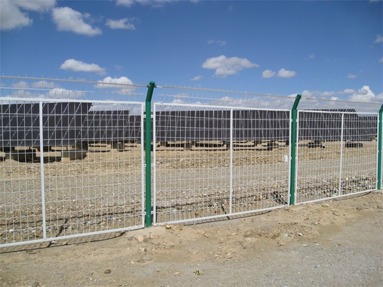 太阳能光伏站铁丝围栏图片3