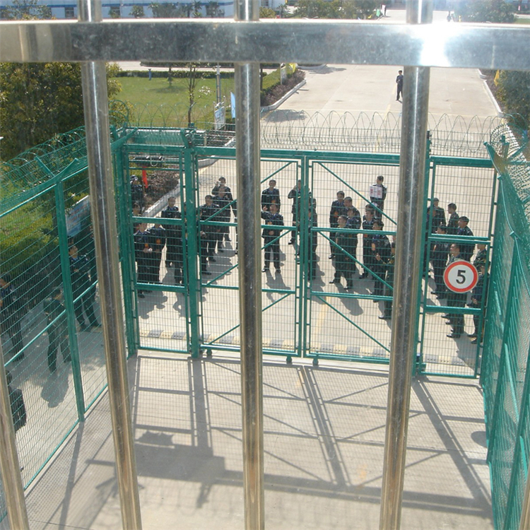 看守所围墙隔离网和监狱防攀爬钢网墙的安装过程图片3