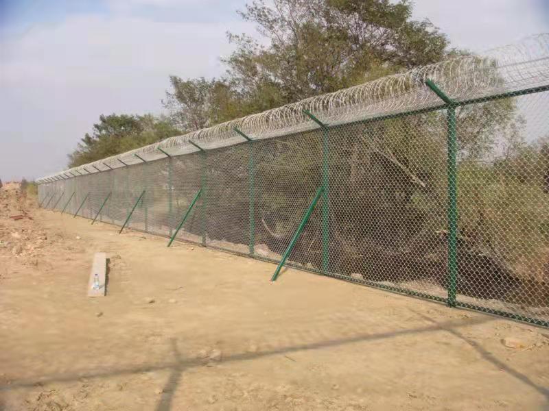 机场铝包钢围栏网的特性