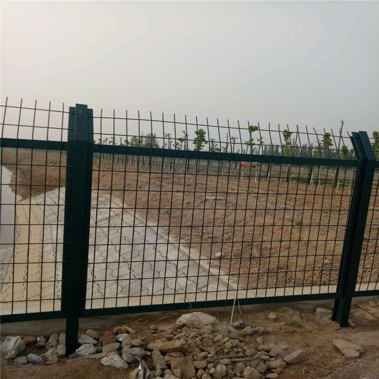 新疆水库周围安全隔离防护网图片3