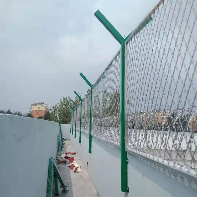 安徽监狱外墙金属隔离网安装示意图